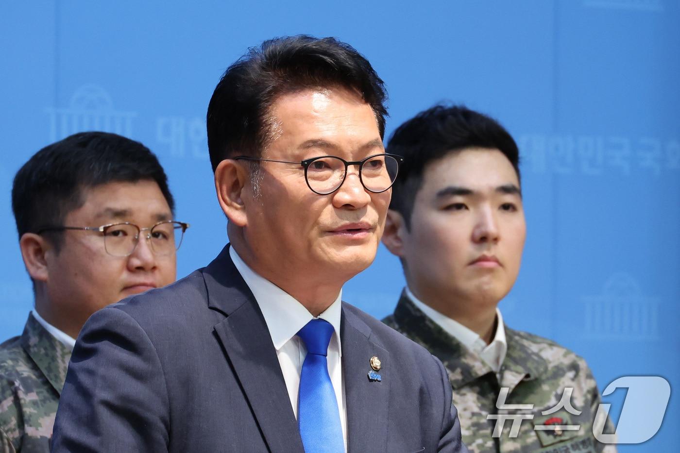 본문 이미지 - 더불어민주당 당권주자인 송영길 의원이 15일 서울 여의도 국회 소통관에서 채상병 순직 3주기 연루자 후속 고발 기자회견을 하고 있다. 2026.7.15 ⓒ 뉴스1 신웅수 기자
