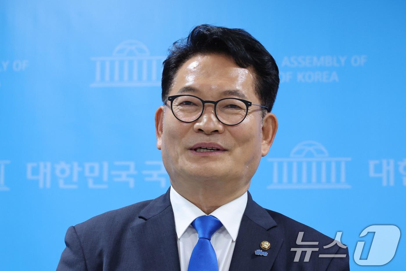 본문 이미지 - 더불어민주당 당권주자인 송영길 의원이 15일 서울 여의도 국회 소통관에서 채상병 순직 3주기 연루자 후속 고발 기자회견을 하고 있다. 2026.7.15 ⓒ 뉴스1 신웅수 기자