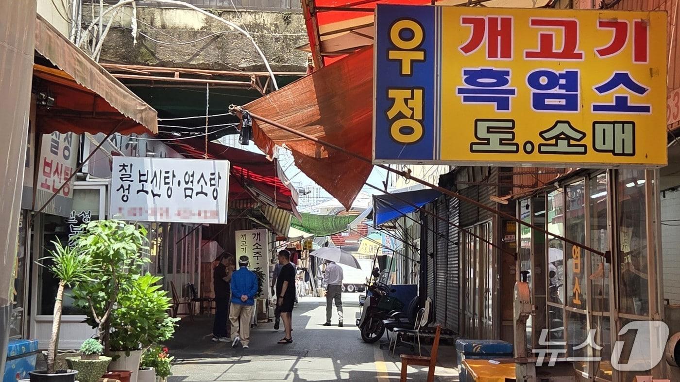 본문 이미지 - 15일 낮 12시 대구 북구 칠성개시장 골목이 한산한 모습을 보이고 있다. 2026.7.15/뉴스1 ⓒ News1 이성덕 기자 
