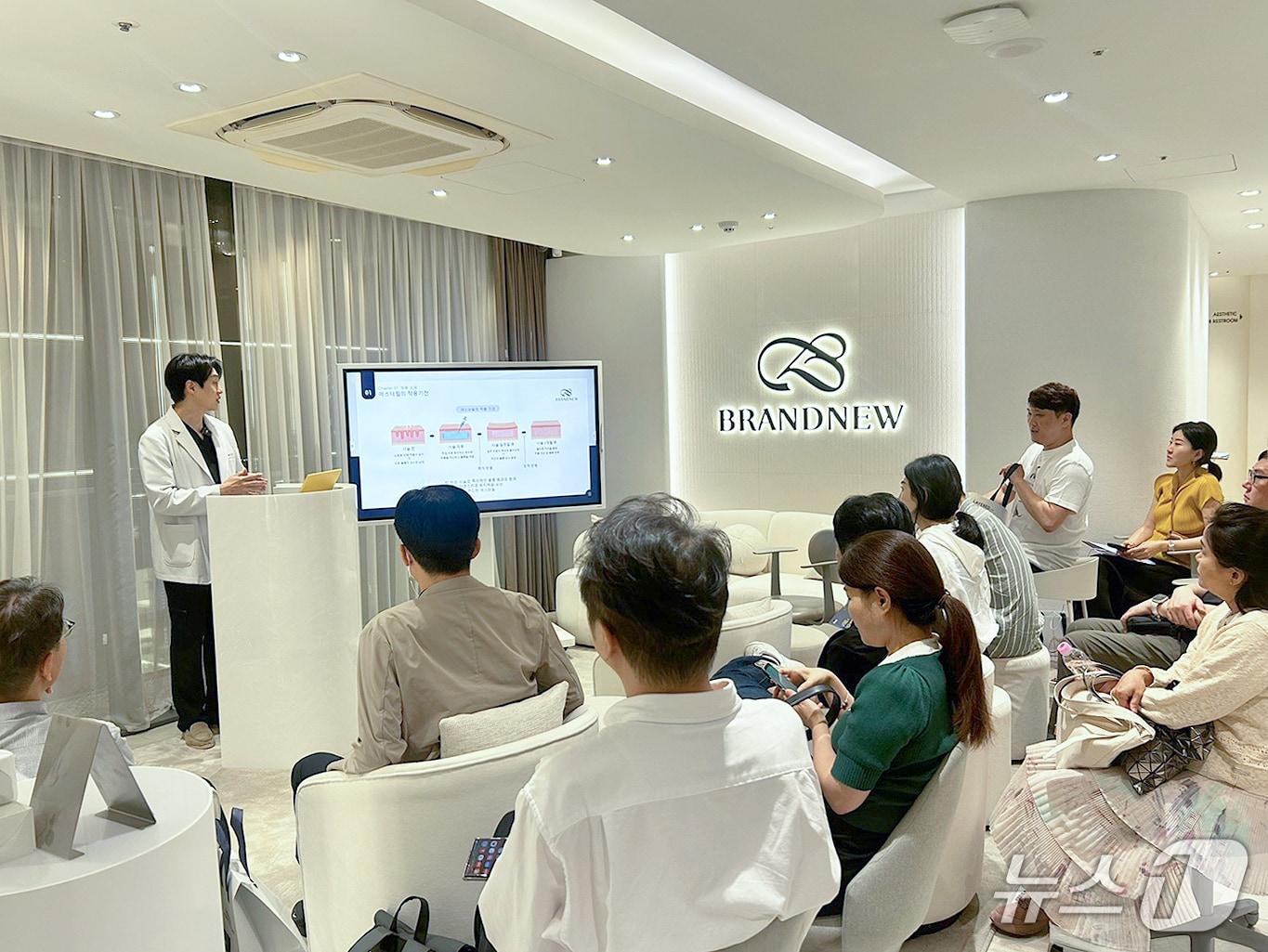 본문 이미지 - 최근 서울 강남구 브랜뉴의원에서 '에스테필·리투오 병용 핸즈온 세미나'가 열린 모습 (휴메딕스 제공)