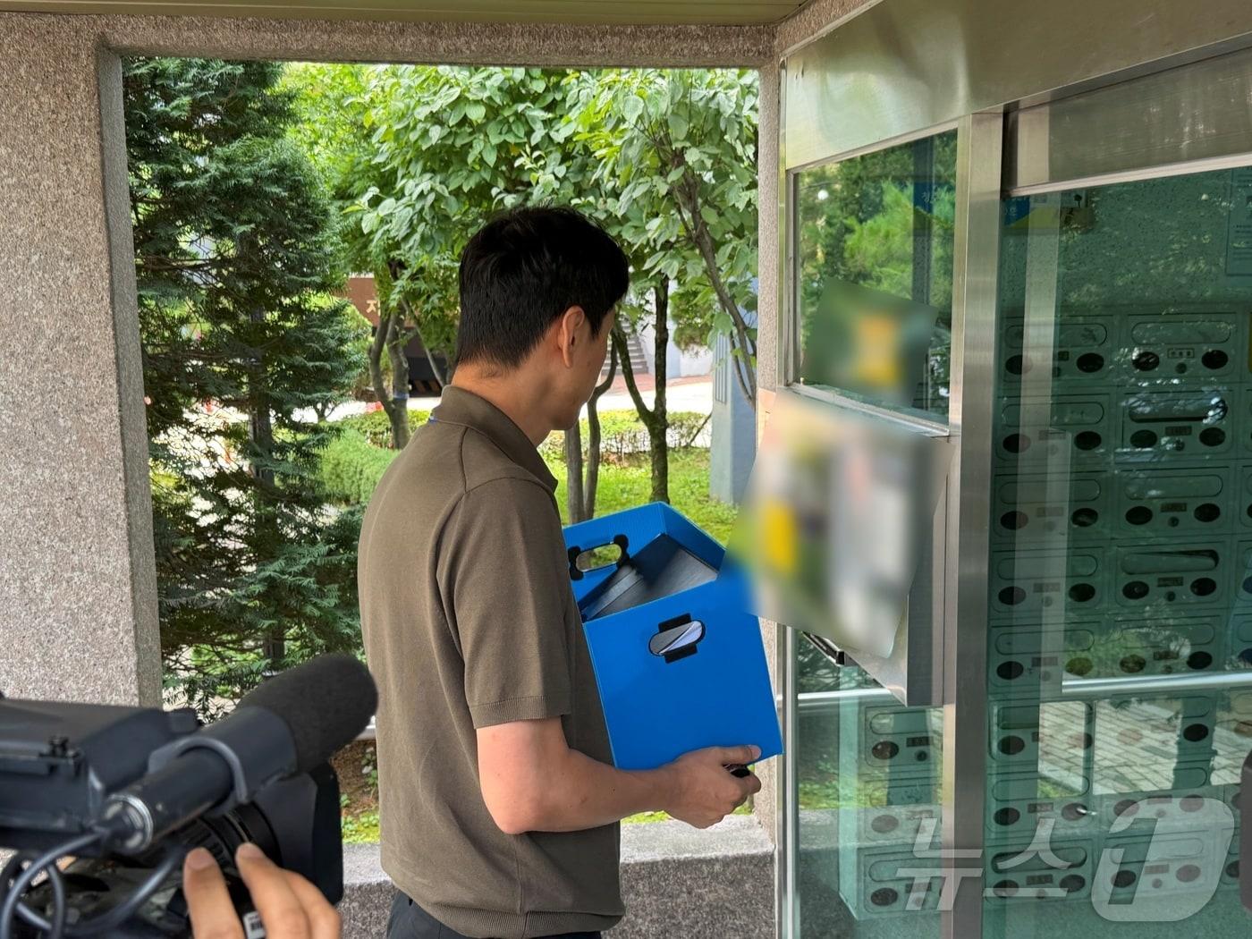 본문 이미지 - 15일 오전 경찰이 충북 청주시의회에서 미성년자 성매매 혐의를 받는 청주시의원의 자택을 압수수색하려 들어가고 있다. 2026.7.15 ⓒ 뉴스1 장예린 기자
