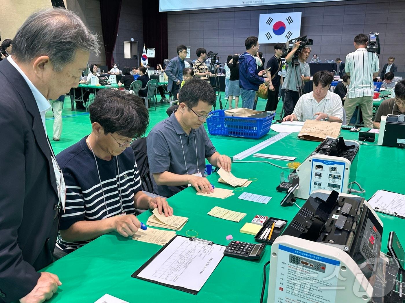 본문 이미지 - 15일 충주시장선거 재검표가 진행된 교통대 체육관에서 참관인이 지켜보는 가운데 재검표 작업이 진행되고 있다.2026.7.15 ⓒ 뉴스1 윤원진 기자