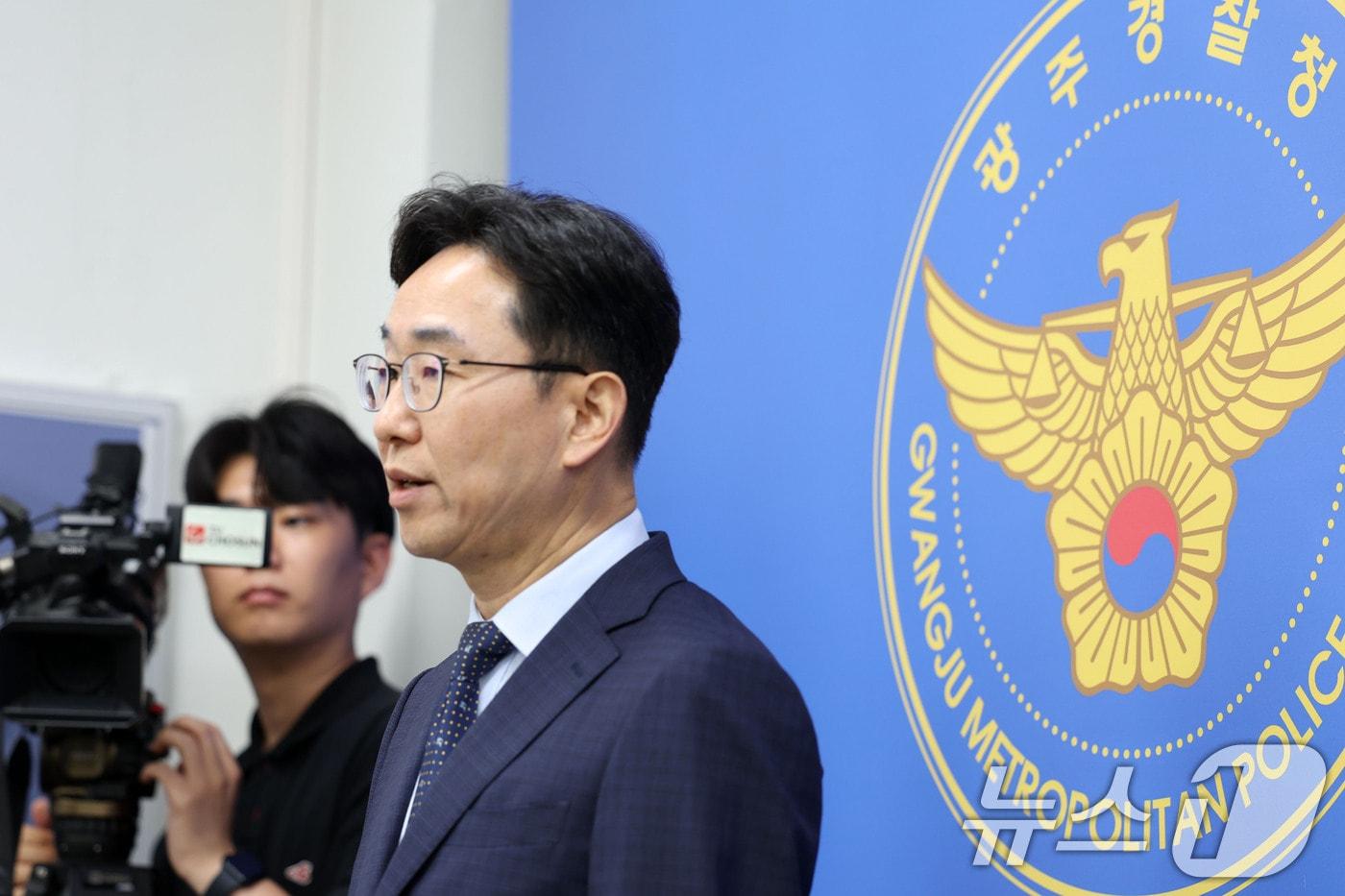 본문 이미지 - 오동욱 특별수사단장(경무관)이 15일 광주경찰청 기자실에서 경찰청 국가수사본부 '장윤기 살인사건 관련 진상규명 특별수사단'의 중간수사결과를 발표하고 있다. 2026.7.15 ⓒ 뉴스1 이승현 기자