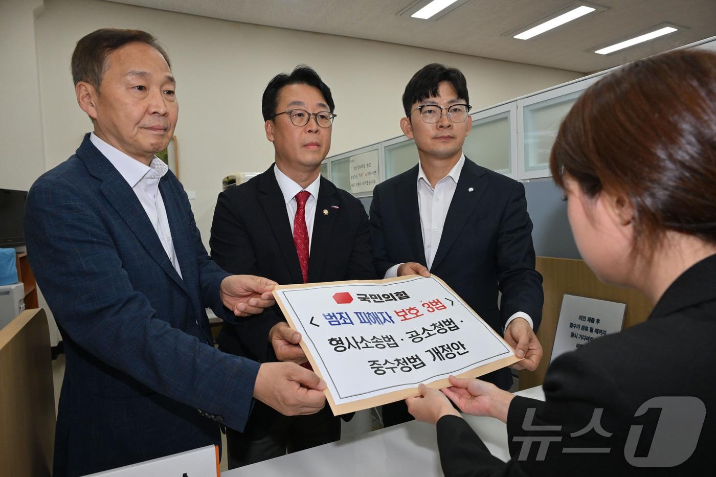 본문 이미지 - 김기웅·곽규택·박충권 국민의힘 의원이 15일 서울 여의도 국회 의안과에 형사소송법·공소청법·중수청법 개정안을 제출하고 있다. 2026.7.15 ⓒ 뉴스1 신웅수 기자