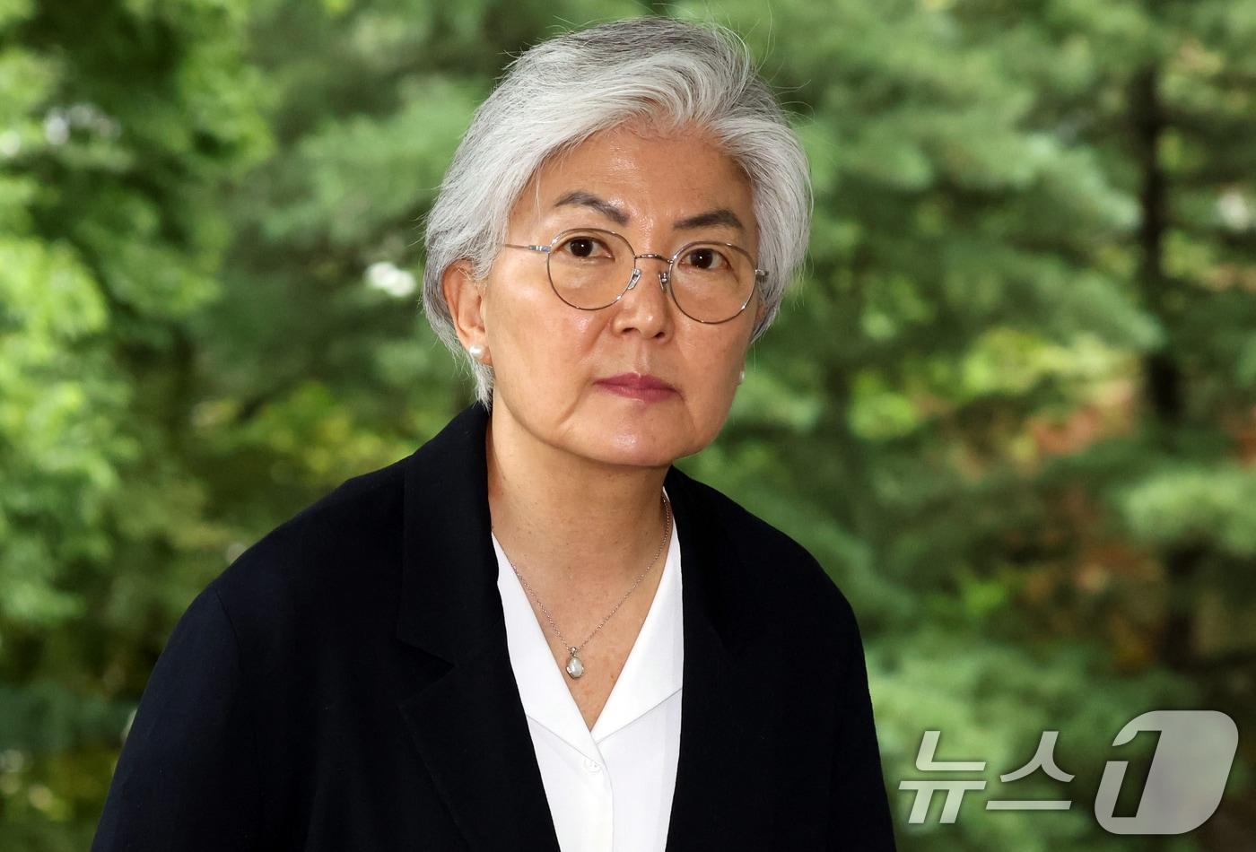 본문 이미지 - 강경화 주미국대한민국대사가 지난 15일 오후 서울 종로구 정부서울청사 별관 외교부에서 조현 외교부 장관과 면담을 하기 위해 이동하고 있다. 2026.7.15 ⓒ 뉴스1 김명섭 기자
