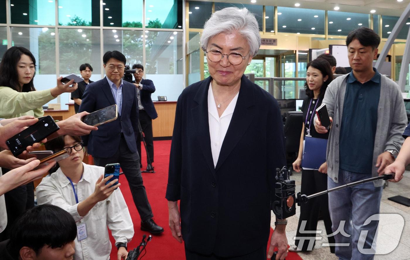 본문 이미지 - 강경화 주미국대한민국대사가 15일 오후 서울 종로구 정부서울청사 별관 외교부에서 조현 외교부 장관과 면담을 하기 위해 이동하고 있다. 2026.7.15 ⓒ 뉴스1 김명섭 기자