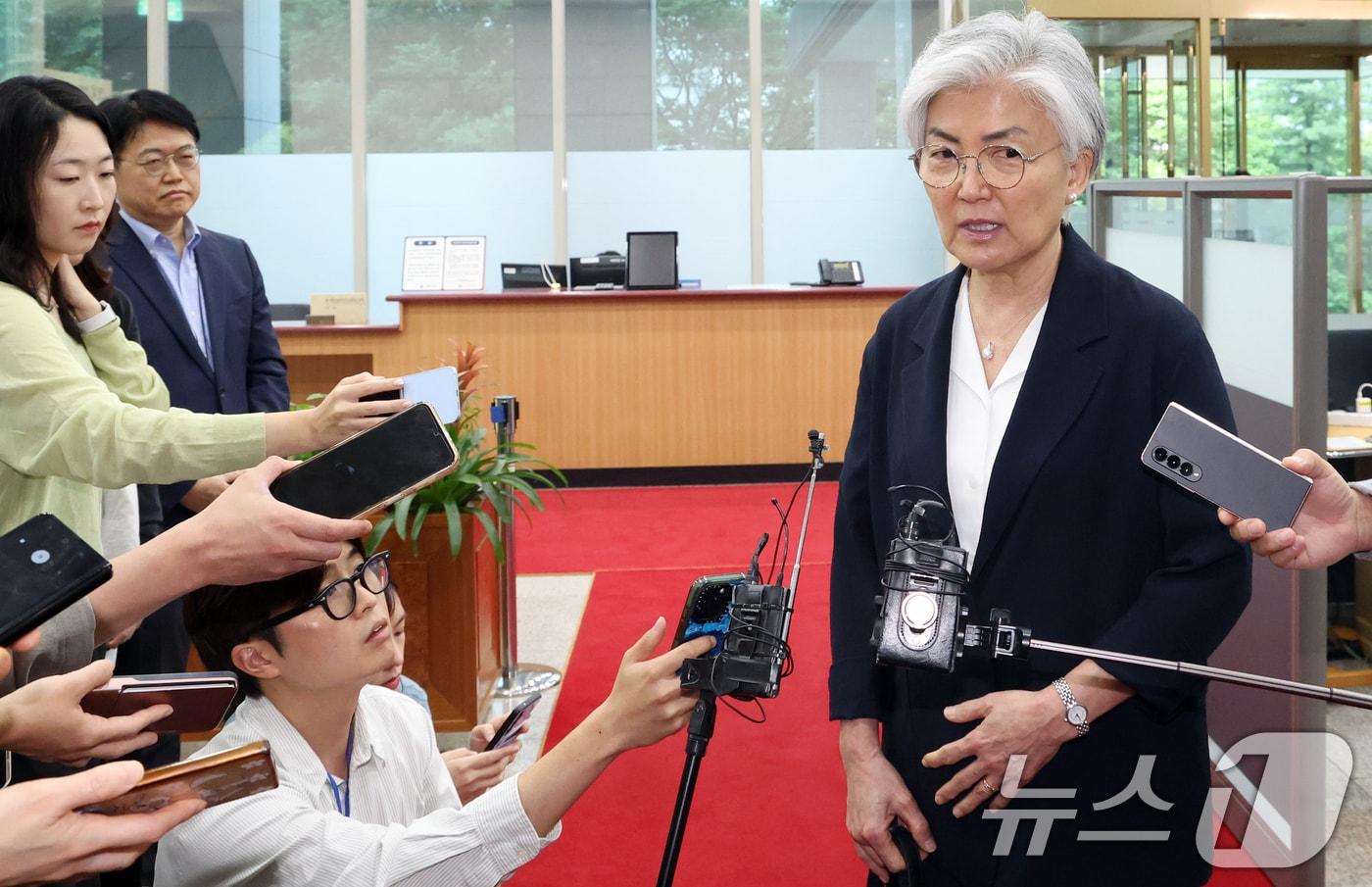 본문 이미지 - 강경화 주미국대한민국대사가 15일 오후 서울 종로구 정부서울청사 별관 외교부에서 조현 외교부 장관과 면담에 앞서 취재진의 질문을 받고 있다. 2026.7.15 ⓒ 뉴스1 김명섭 기자