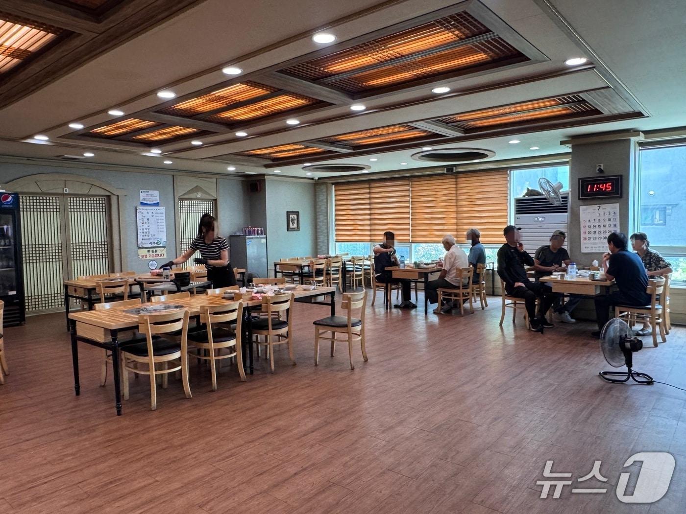 본문 이미지 - 초복날인 15일 울산 북구의 한 영양탕 가게 내부. 점심 시간을 맞았지만 테이블들이 대부분 비워져 있다.2026.07.15.ⓒ 뉴스1 김세은 기자