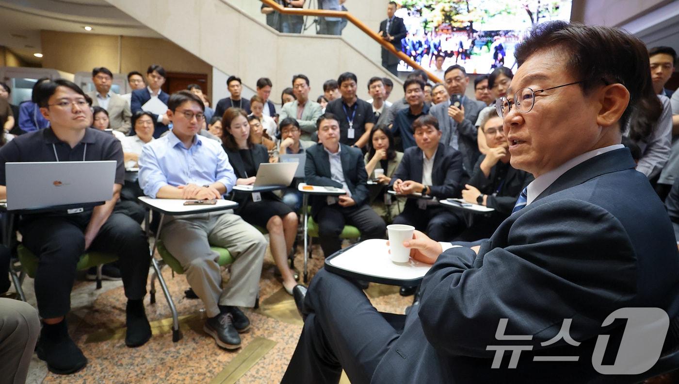 본문 이미지 - 이재명 대통령이 15일 청와대 춘추관에서 기자간담회를 하고 있다. (청와대통신사진기자단) 2026.7.15 ⓒ 뉴스1 허경 기자