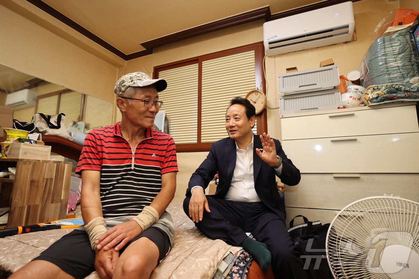 본문 이미지 - 임택 전남광주통합특별시 동구청장이 15일 쪽방촌 주민 집을 점검하고 있다. 동구는 고향사랑기부금 8400만 원을 들여 쪽방촌 에어컨과 냉장고를 교체했다. (동구 제공. 재판매 및 DB금지) 