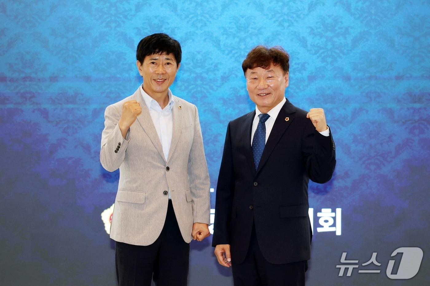 본문 이미지 - 15일 남종섭 경기도의회 의장(오른쪽)이 인천광역시의회를 방문해 박종혁 인천광역시의회 의장과 '지방의회법 제정'을 위한 전국 광역의회 협력 방안을 논의했다.(도의회 제공. 재판매 및 DB금지)/뉴스1