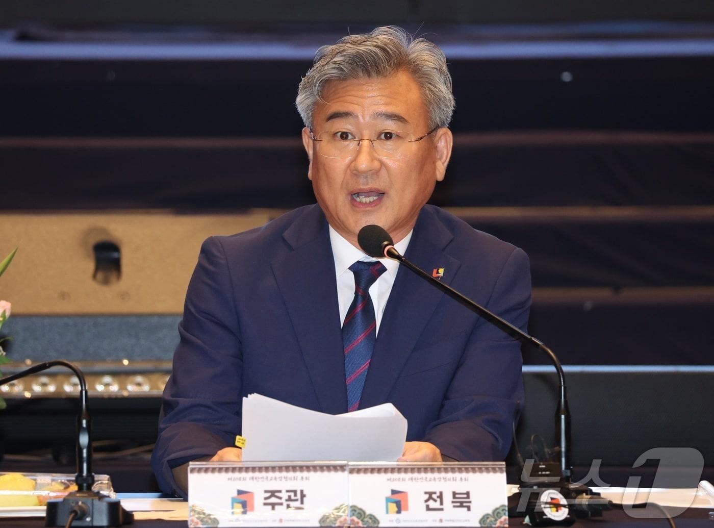 본문 이미지 - 천호성 전북특별자치도 교육감이 15일 전북 전주시 더메이호텔에서 열린 제108회 대한민국교육감협의회 총회에서 인사말을 하고 있다. 2026.7.15 ⓒ 뉴스1 유경석 기자