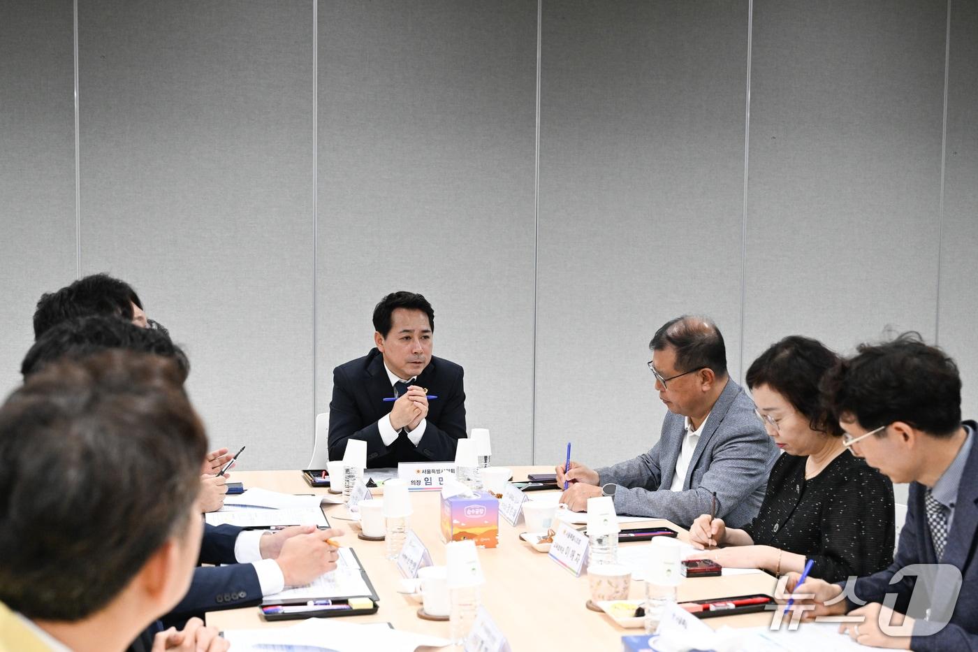 본문 이미지 - 임만균 서울시의회 의장이 마곡안전체험관 운영 현황을 청취하고 있다.(서울시의회 제공)