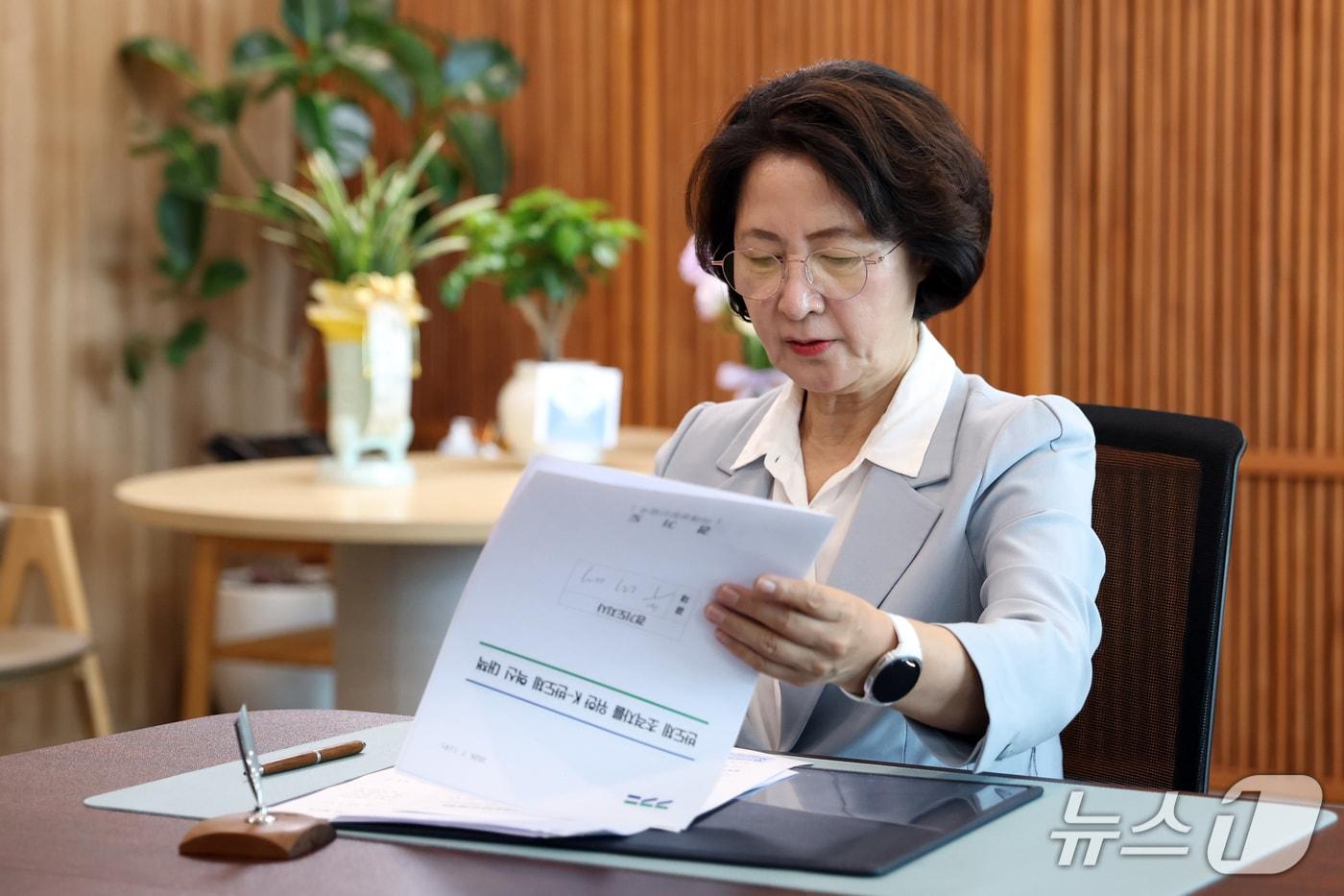 본문 이미지 - 지난 1일 집무실에서 제1호 결재 서류를 살펴보는 추미애 경기도지사.(경기도 제공. 재판매 및 DB금지)