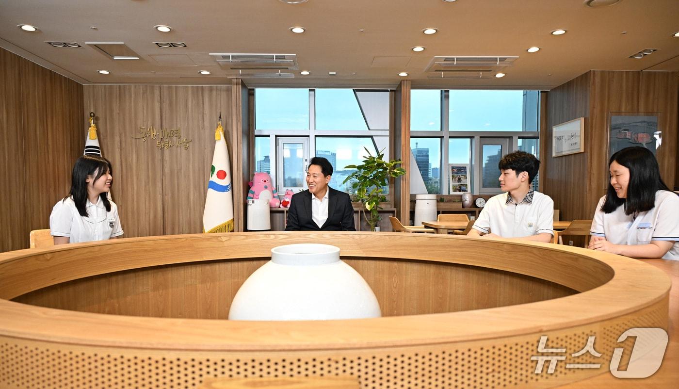 본문 이미지 - 오세훈 서울시장이 15일 서울시청 집무실에서 열린 '서울런 우수회원 격려 간담회'에서 학생들과 학업 목표에 대해 이야기를 나누고 있다.(서울시 제공)