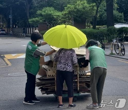 본문 이미지 - 여름철 폭염 예방 활동 물품 및 활동.(서울시 제공)