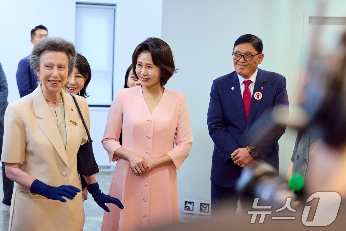 본문 이미지 - 김혜경 여사와 영국 찰스 3세 국왕의 여동생인 앤 공주가 15일 서울 마포구 세이브더칠드런 코리아를 방문해 전시물을 둘러보고 있다. (청와대 제공. 재판매 및 DB 금지) 2026.7.15 ⓒ 뉴스1 허경 기자