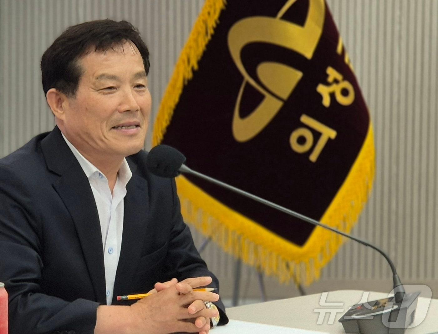 본문 이미지 - 최유철 의성군수는 14일 군청 회의실에서 기자간담회를 열고 “대구경북신공항은 어려움이 있더라도 조속히 추진해야 한다”고 밝혔다. ⓒ 뉴스1 김대벽기자