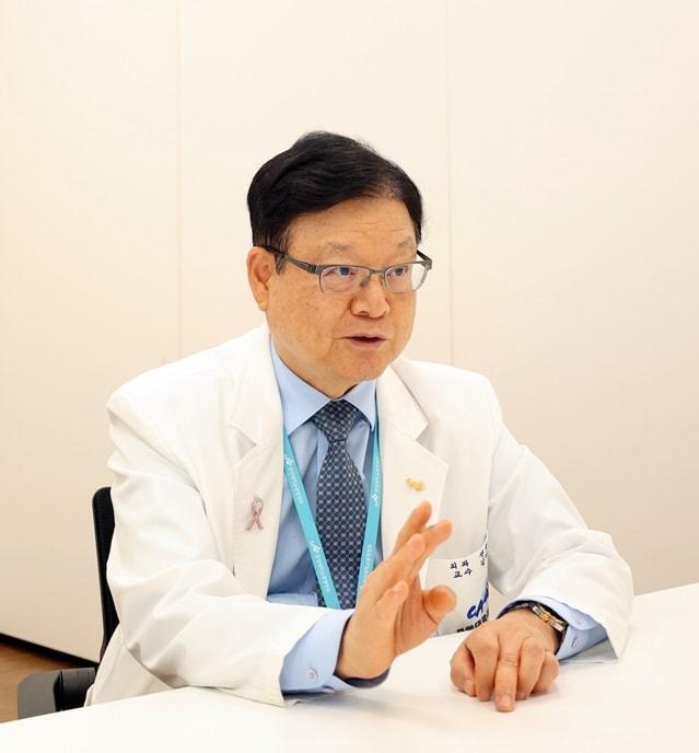 본문 이미지 - 김이수 중앙대학교광명병원 암병원장이 뉴스1과 인터뷰를 하고 있다. (중앙대의료원 제공)