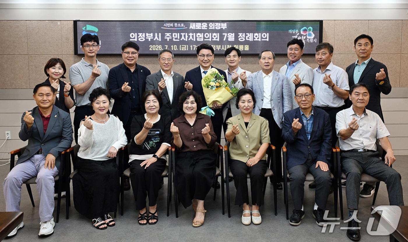 본문 이미지 - 김원기 의정부시장이 취임 이후 첫 주민자치협의회에 참여한 모습 (사진=의정부시)