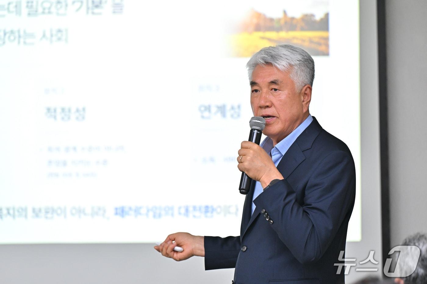 본문 이미지 - 최승준 강원 정선군수가 15일 오후 3시 사북읍 지역살리기공추위교육실에서 열린 지역아카데미를 통해 '기본사회로 가는 길, 군민이 더 행복한 정선'​을 주제로 특강을 진행했다. (정선군 제공. 재판매 및 DB금지) 2026.7.15/뉴스1