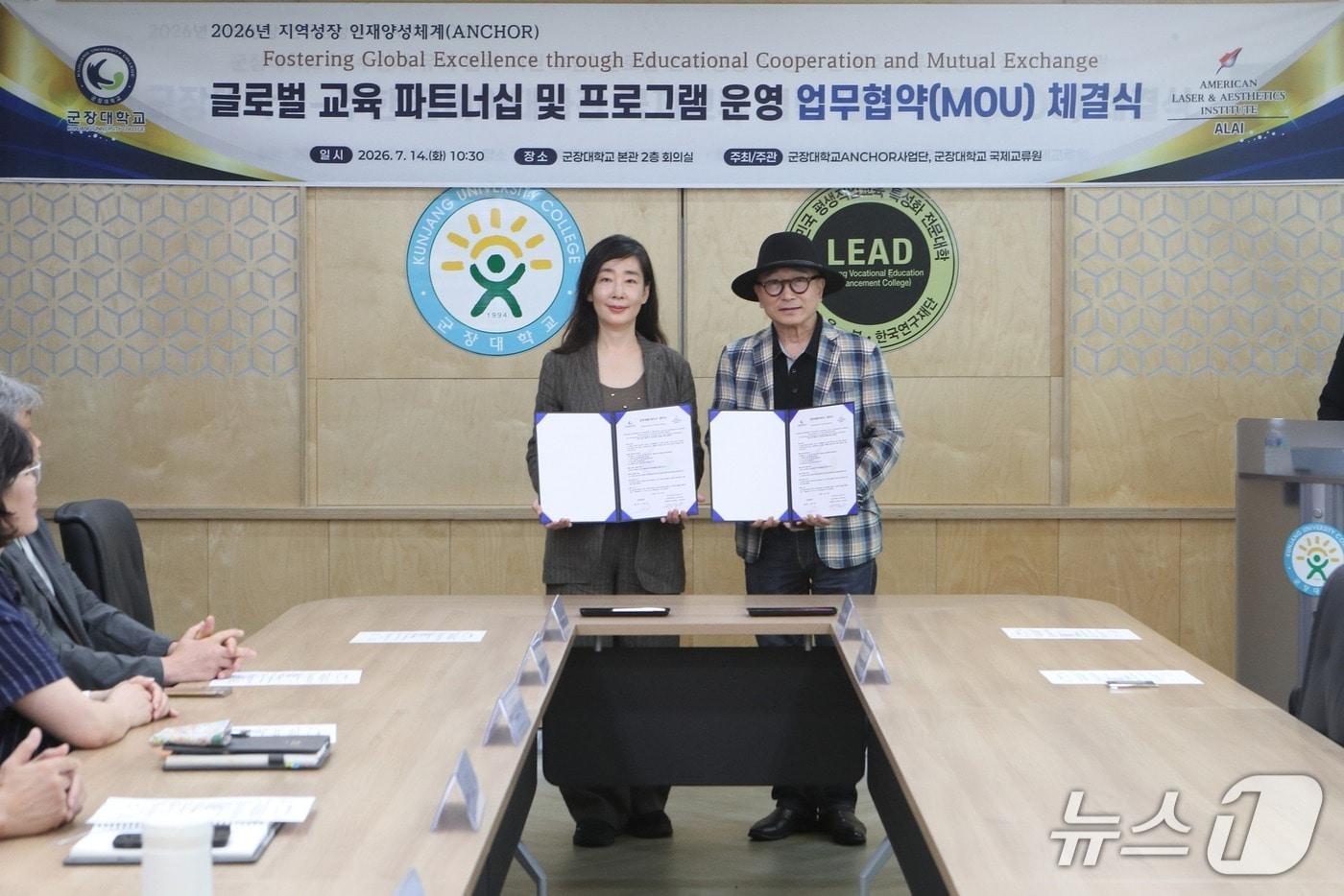 본문 이미지 - 이진숙 군장대 총장(사진 왼쪽)과 제프리 킴 ALAI 제프리 이사장이 글로벌 에스테틱 인재양성을 위한 업무협약을 체결하고 있다.(군장대 제공. 재판매 및 DB금지)