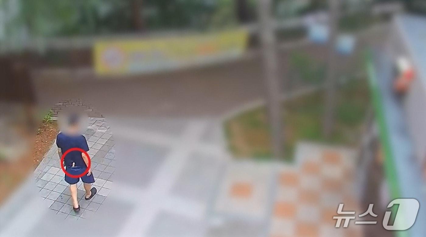 본문 이미지 - 50대 남성 A씨가 부산 사상구의 한 공원에서 식칼을 소지한 채 배회하고 있다.(부산경찰청 제공 CCTV 영상 갈무리. 재판매 및 DB 금지)