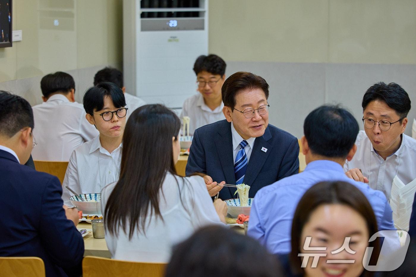 본문 이미지 - 이재명 대통령이 15일 청와대 구내식당을 찾아 직원들과 격려 오찬을 하고 있다. (청와대 제공. 재판매 및 DB 금지) 2026.7.15 ⓒ 뉴스1 이재명 기자