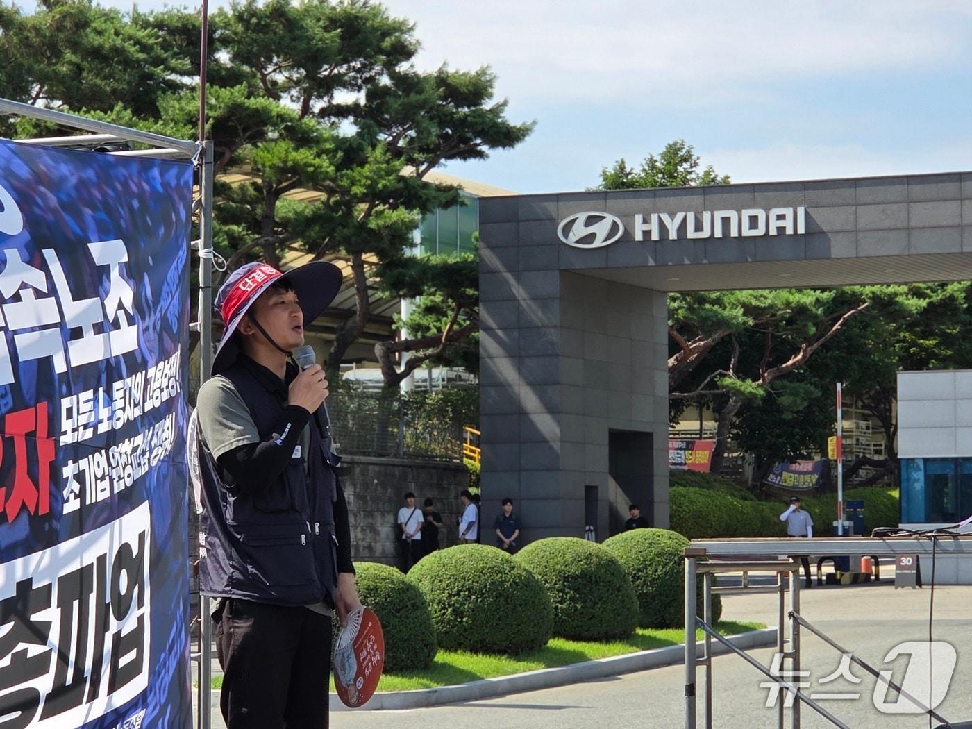본문 이미지 - 15일 오후 현대자동차 전주공장 정문 앞에서 열린 총파업대회에서 김광수 현대자동차 전주비정규직지회장이 발언하고 있다.2026.7.15/뉴스1 문채연 기자