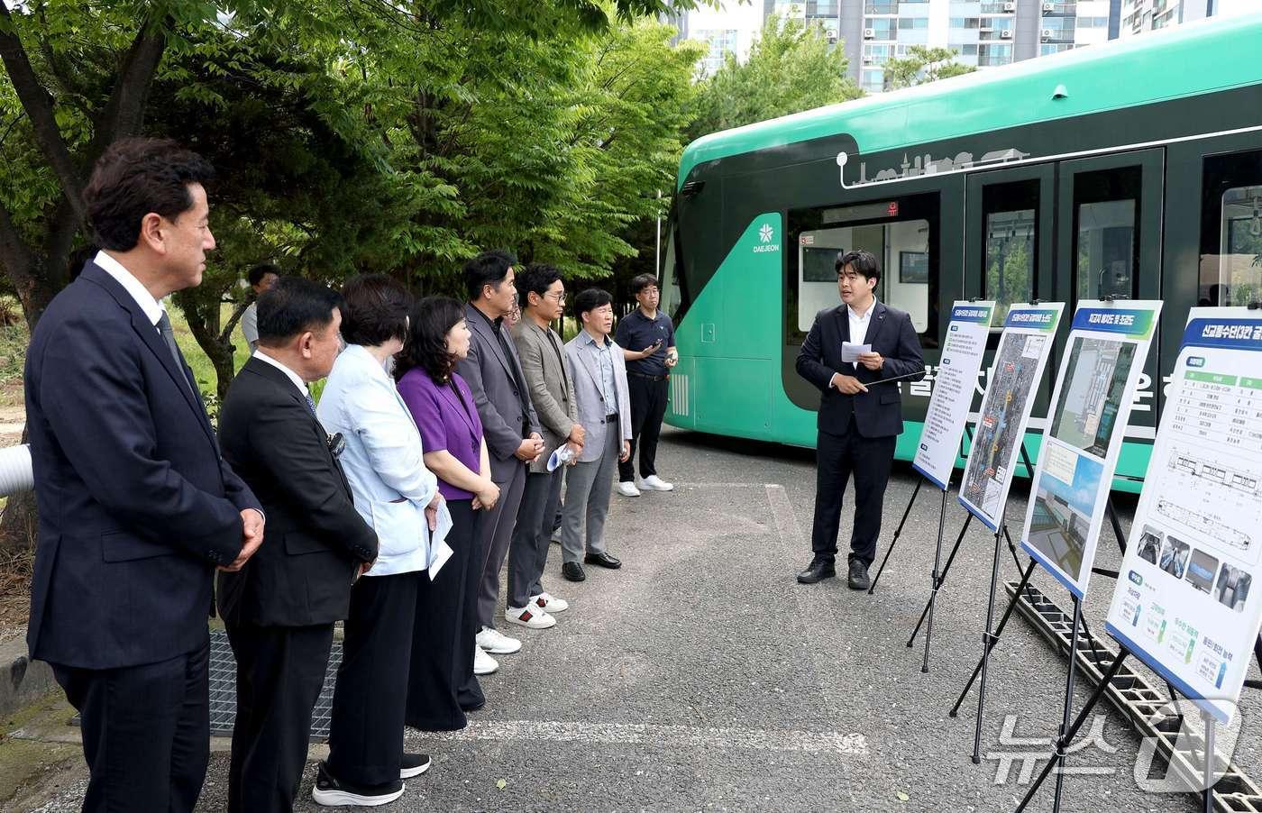 본문 이미지 - 대전시의회 산업건설위는 15일 3칸 굴절차량에 대한 현장 점검을 벌였다. (시의회 제공) / 뉴스1
