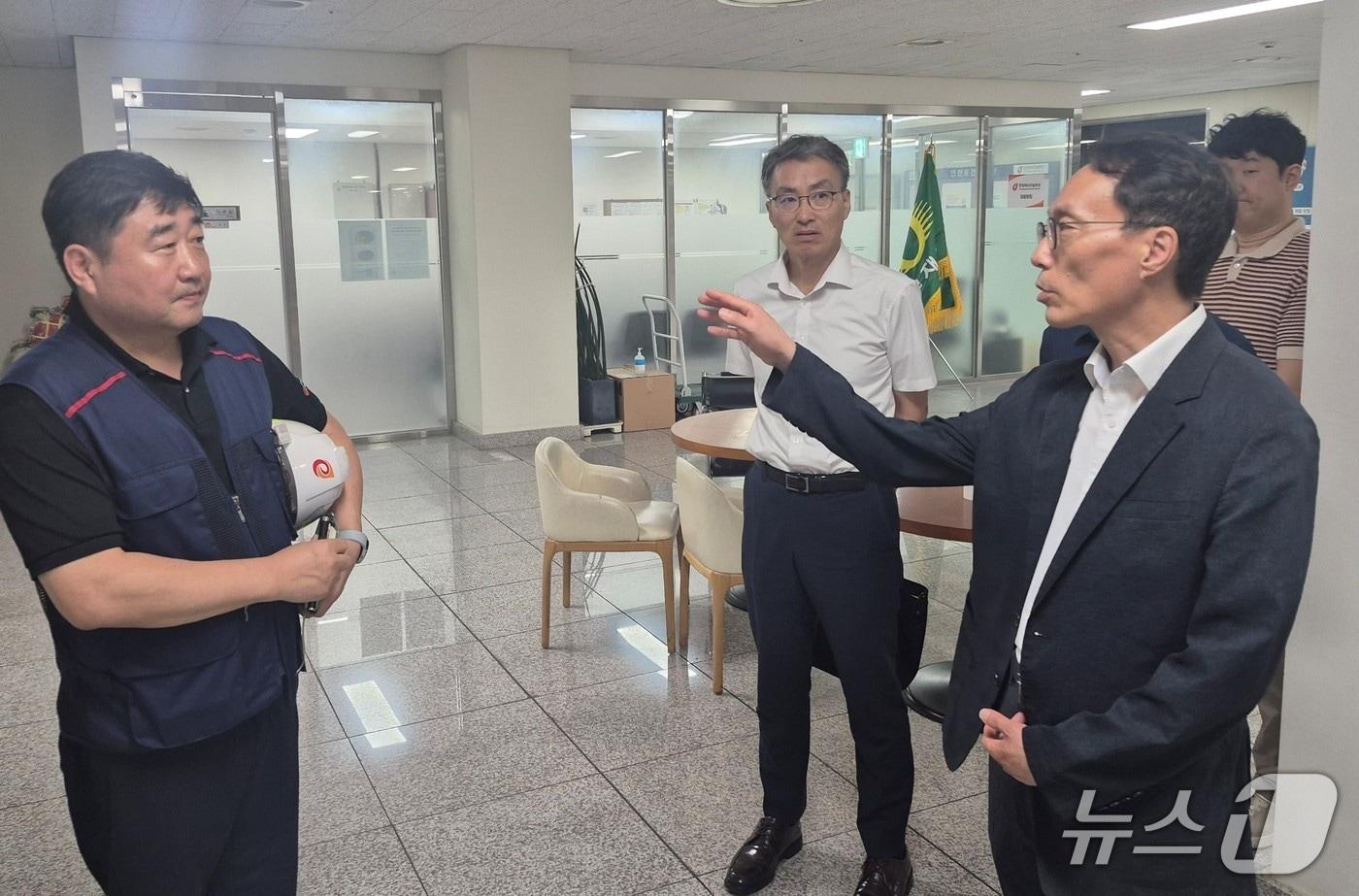본문 이미지 - 이승환 청장(오른쪽)이 15일 하남시 친환경사업소에서 통합허가사업장 운영 현황과 환경관리 실태를 확인하고 있다.(한강청 제공)