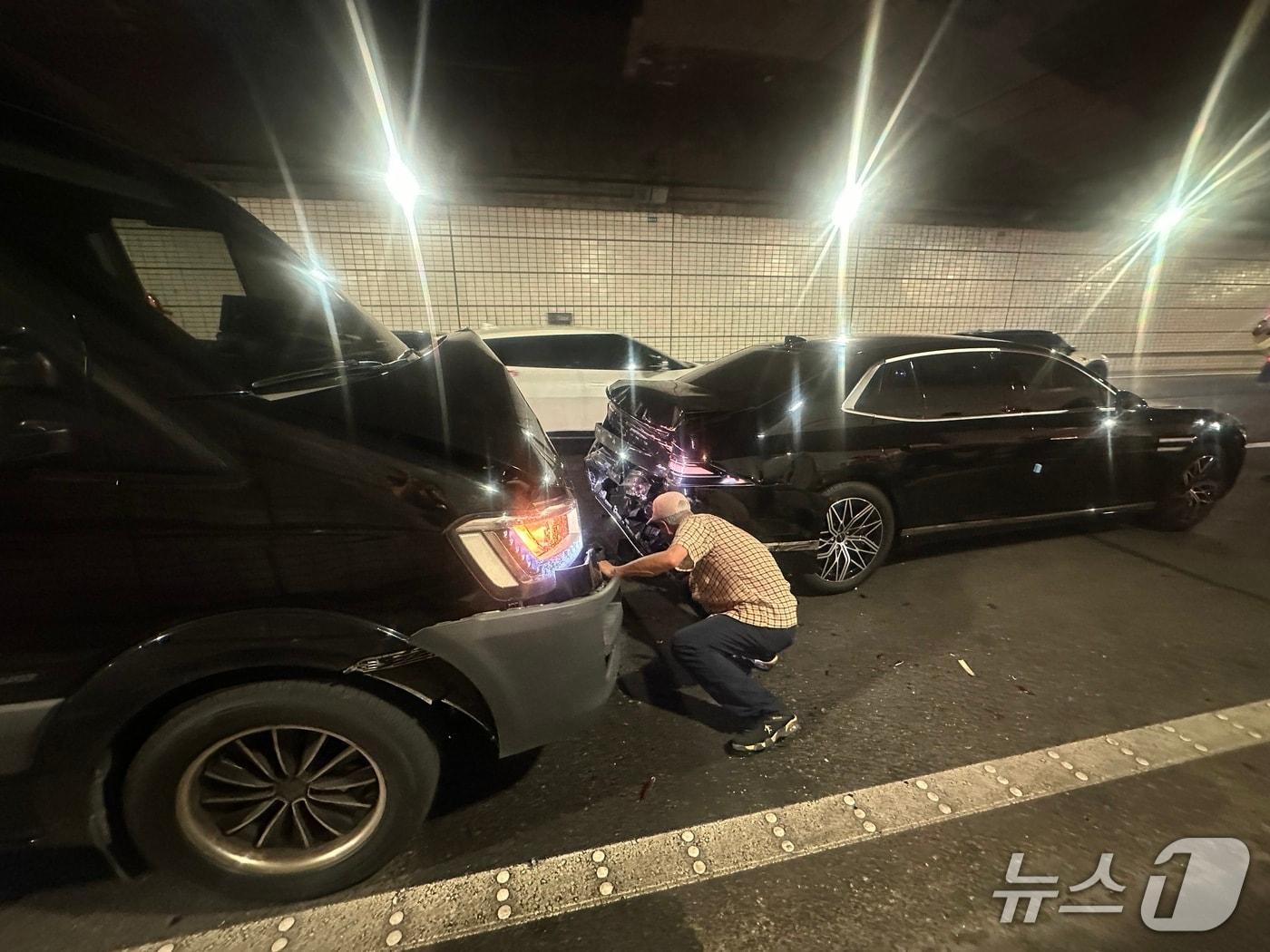 본문 이미지 - 해운대구 센텀지하차도에서 발생한 3중 추돌사고 현장.(부산소방재난본부 제공. 재판매 및 DB금지)
