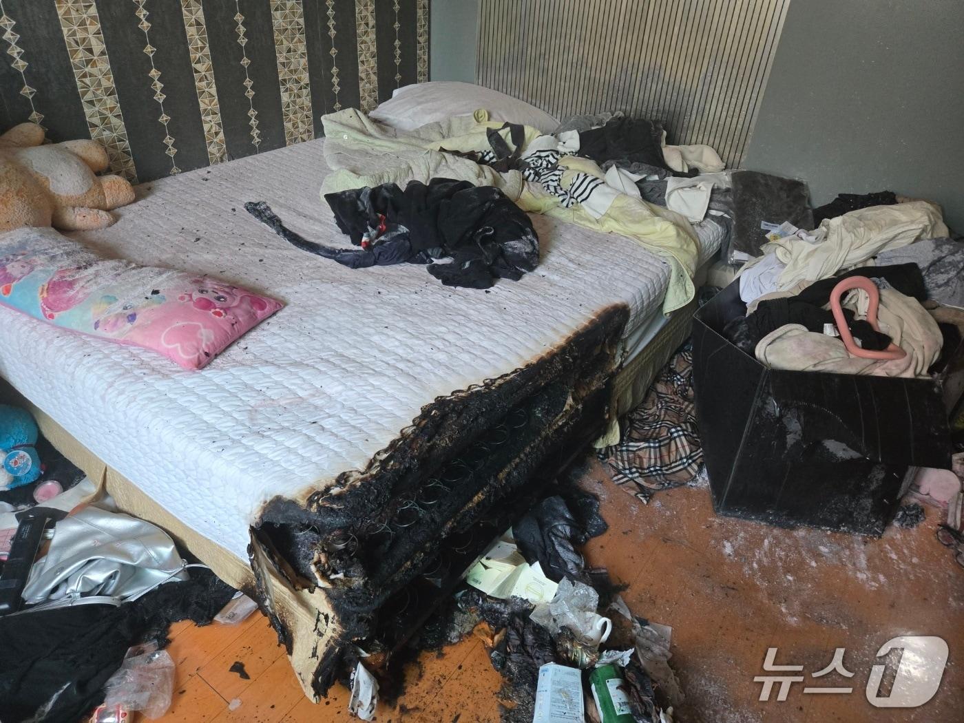 본문 이미지 - 15일 낮 12시 6분께 울산 남구 달동 소재 모텔 6층에 불이 났다.(울산소방본부 제공. 재판매 및 DB금지)/뉴스1