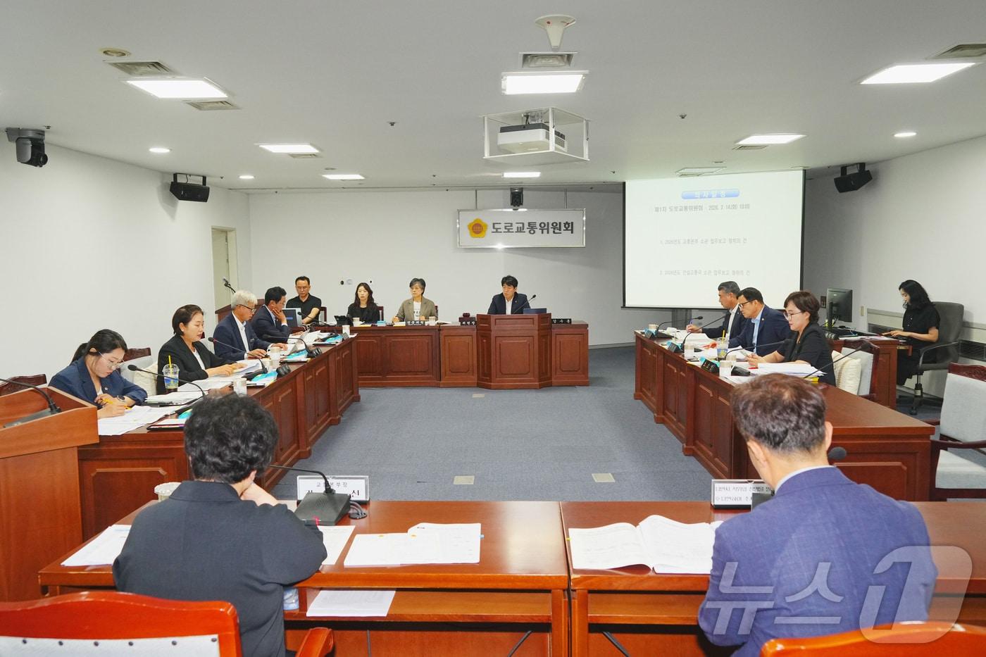 본문 이미지 - 전남광주통합특별시의회 도로교통위원회가 15일 제2회 임시회 2차 회의를 진행하고 있다.(특별시의회 제공. 재배포 및 DB 금지)
