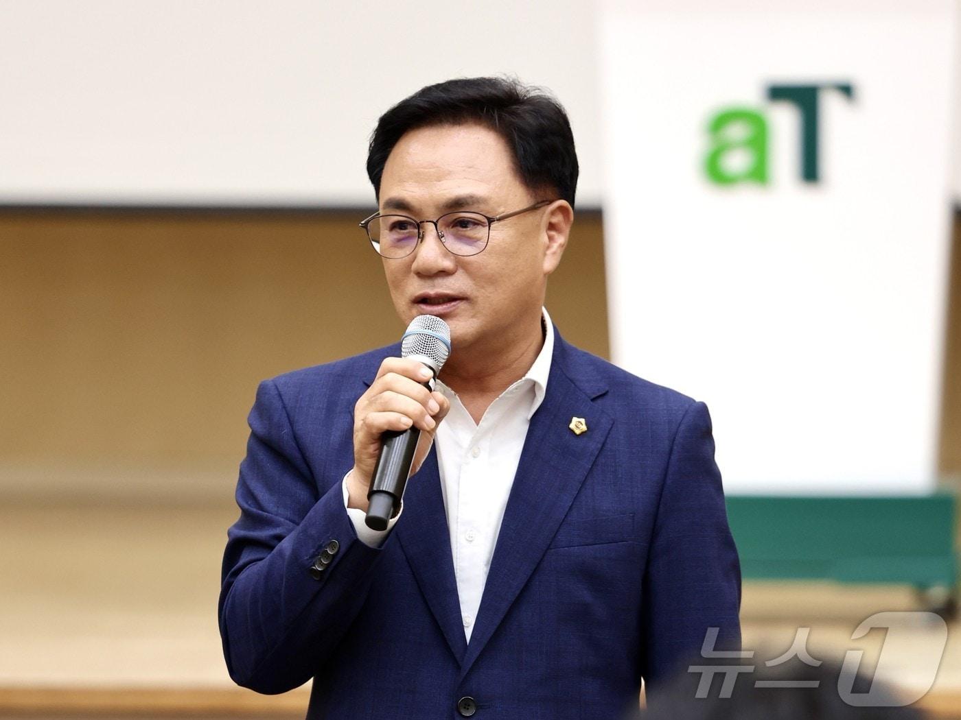 본문 이미지 - 송형곤 전남광주통합특별시의회 초대 의장이 15일 나주혁신도시 한국농수산식품유통공사 본사 대강당에서 '미래 먹거리 창출을 위한 농업대전환 토론회'에 참석하고 있다.(특별시의회 제공. 재배포 및 DB 금지)