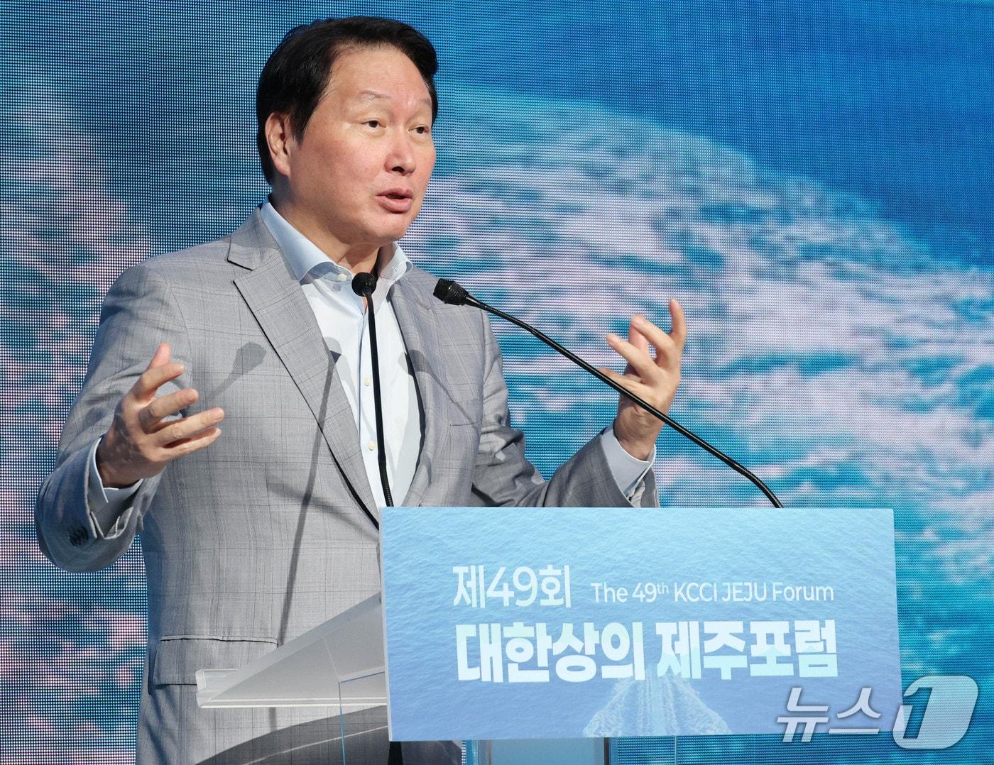 본문 이미지 - 최태원 대한상의 회장이 15일 제주에서 열린 제49회 대한상의 제주포럼에서 개회사를 하고 있다. (사진제공 =  대한상공회의소) 