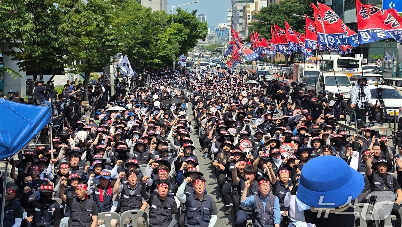 본문 이미지 - 금속노조 조합원들이 지난 13일 울산시청 앞에서 총파업 집회를 하고 있다. (금속노조 제공. 재판매 및 DB 금지) /뉴스1