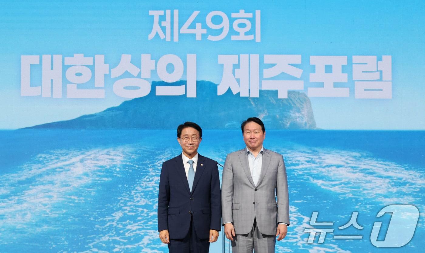 본문 이미지 - 최태원 대한상의 회장과 조정식 국회의장이 15일 제주 신라호텔에서 열린 ‘제49회 대한상의 제주포럼’에서 기념촬영을 하고 있다. (대한상의 제공. 재판매 및 DB 금지) 2026.7.15 ⓒ 뉴스1