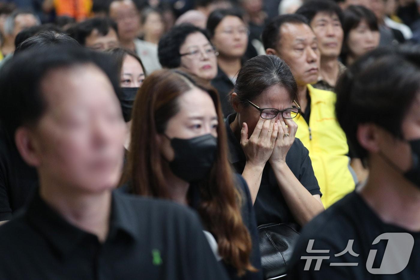 본문 이미지 - 15일 충북도청 대회의실에서 열린 오송 지하차도 참사 3주기 추모식에서 한 유가족이 눈물을 훔치고 있다. 2026.7.15 ⓒ 뉴스1 김용빈 기자