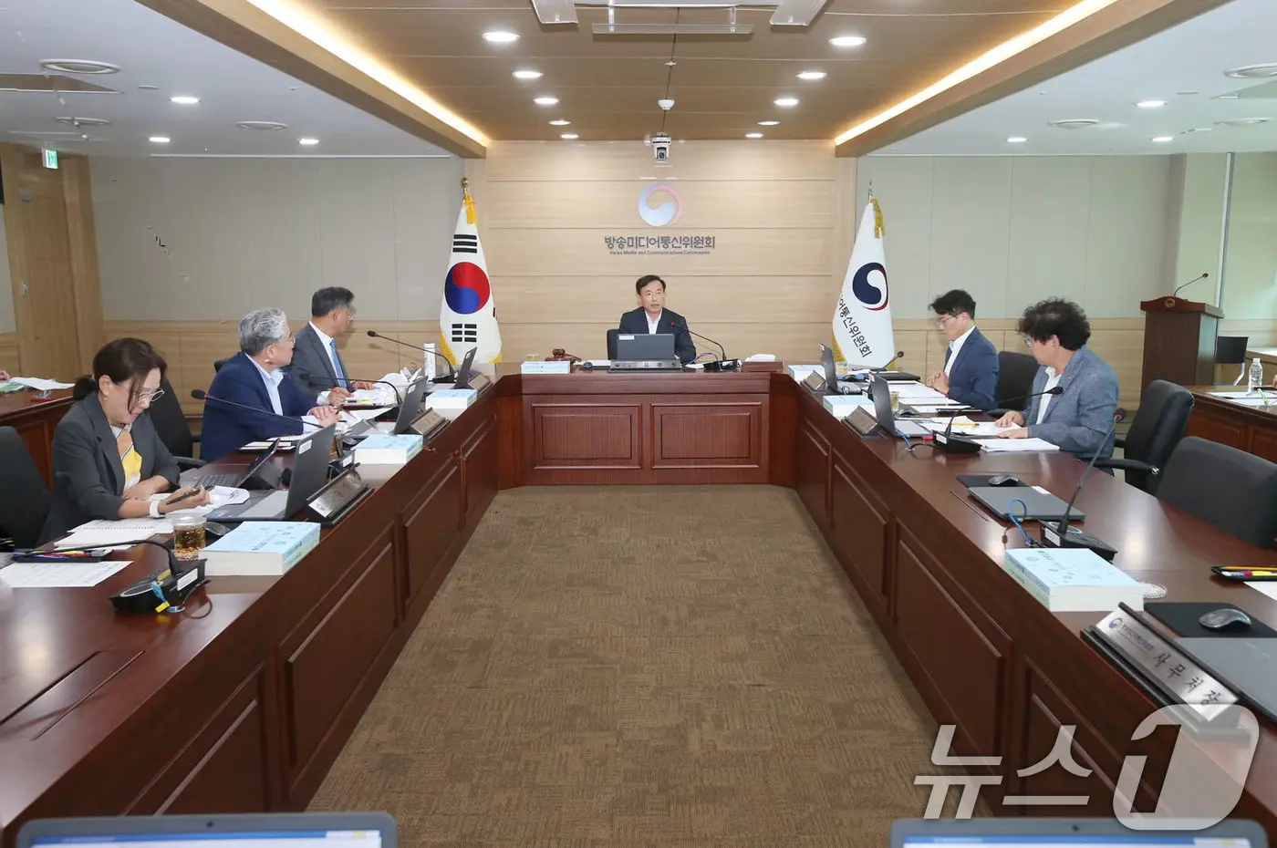 본문 이미지 - 김종철 방송미디어통신위원장이 15일 정부과천청사에서 열린 2026년 제23차 전체회의를 주재하고 있다. (방송미디어통신위원회 제공. 재판매 및 DB금지) 2026.7.15 ⓒ 뉴스1