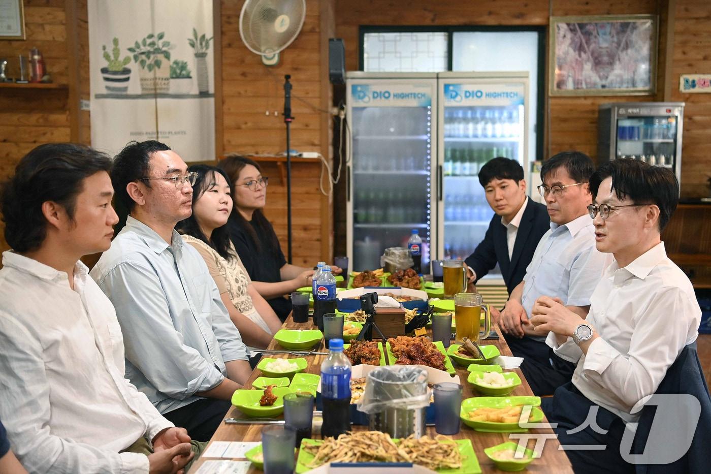 본문 이미지 - 김정관 산업통상부 장관이 15일 오후 제주시 제주대학교 인근에서 제주 지역 산업단지에서 근무 중인 청년 근로자들을 비롯한 관계자들과 치맥 간담회를 하고 있다.(산업통상부 제공. 재판매 및 DB금지) 2026.7.15 ⓒ 뉴스1
