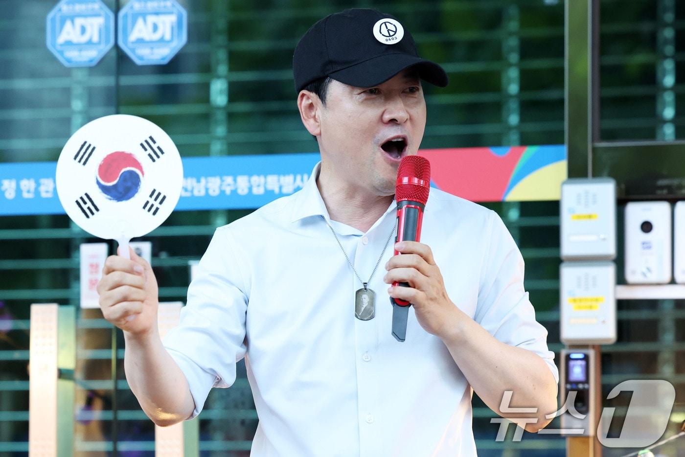 본문 이미지 - 장동혁 국민의힘 대표가 15일 전남광주통합특별시 서구 치평동 전남광주선거관리위원회에서 열린 선관위 해체와 재선거를 요구하는 광주시민청년학생모임이 주최한 자유콘서트에 참석해 발언하고 있다. 2026.7.15 ⓒ 뉴스1 이승현 기자