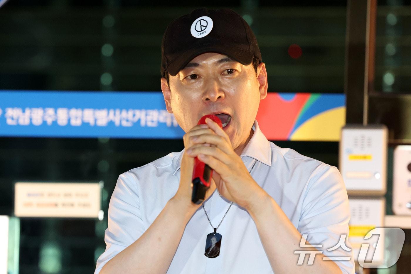 본문 이미지 - 장동혁 국민의힘 대표가 15일 전남광주통합특별시 서구 치평동 전남광주선거관리위원회에서 열린 선관위 해체와 재선거를 요구하는 광주시민청년학생모임이 주최한 자유콘서트에 참석해 발언하고 있다. 2026.7.15 ⓒ 뉴스1 이승현 기자