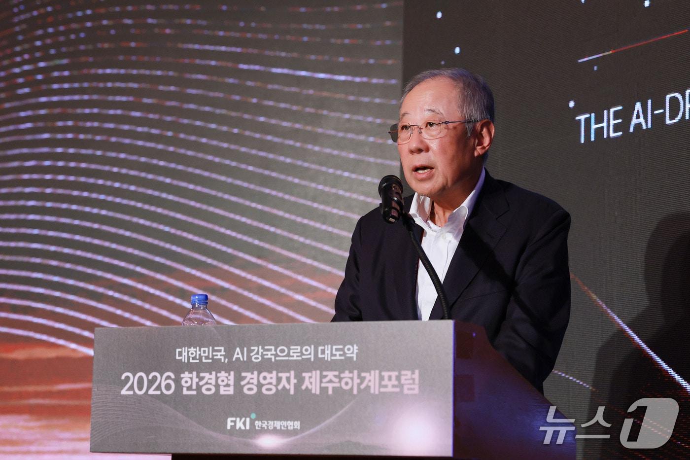 본문 이미지 - 류진 한국경제인협회 회장이 15일 제주도 롯데호텔에서 열린 ‘2026 한경협 경영자 제주하계포럼’에서 인사말을 하고 있다. 15일부터 18일까지 제주도 롯데호텔에서 '대한민국, AI 강국으로의 대도약(THE AI-DRIVEN KOREA)'을 주제로 열리는 이번 포럼에는 약 400명의 기업인이 참가해 AI 시대 기업의 생존 전략과 미래 경영 방향을 모색한다. (한경협 제공)