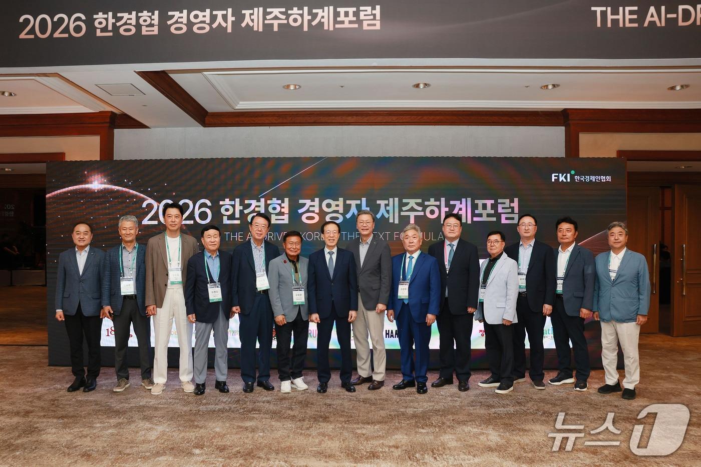 본문 이미지 - 이석연 국민통합위원장(왼쪽 일곱번째)과 김창범 한국경제인협회 부회장(여덟번째)을 비롯한 내빈들이 15일 제주도 롯데호텔에서 열린 ‘2026 한경협 경영자 제주하계포럼’에 앞서 기념촬영을 하고 있다. 15일부터 18일까지 제주도 롯데호텔에서 '대한민국, AI 강국으로의 대도약(THE AI-DRIVEN KOREA)'을 주제로 열리는 이번 포럼에는 약 400명의 기업인이 참가해 AI 시대 기업의 생존 전략과 미래 경영 방향을 모색한다. (한경협 제공)