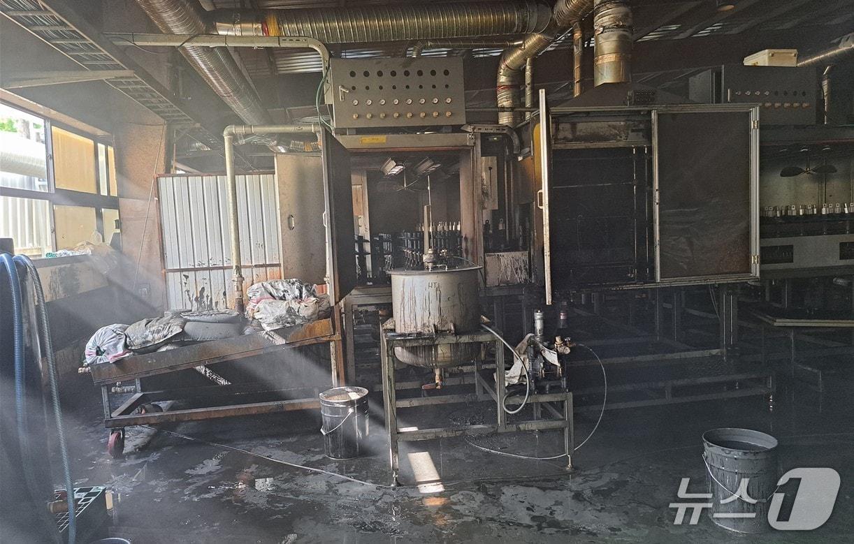 본문 이미지 - 15일 오후 2시쯤 경북 경산시 진량읍 신상리 자동차부품 제조 공장 에서 불이 나 진화 대원들이 2시간여만에 불을 껐다.(경북소방본부 제공. 재판매 및 DB 금지)2026.7.16/뉴스1