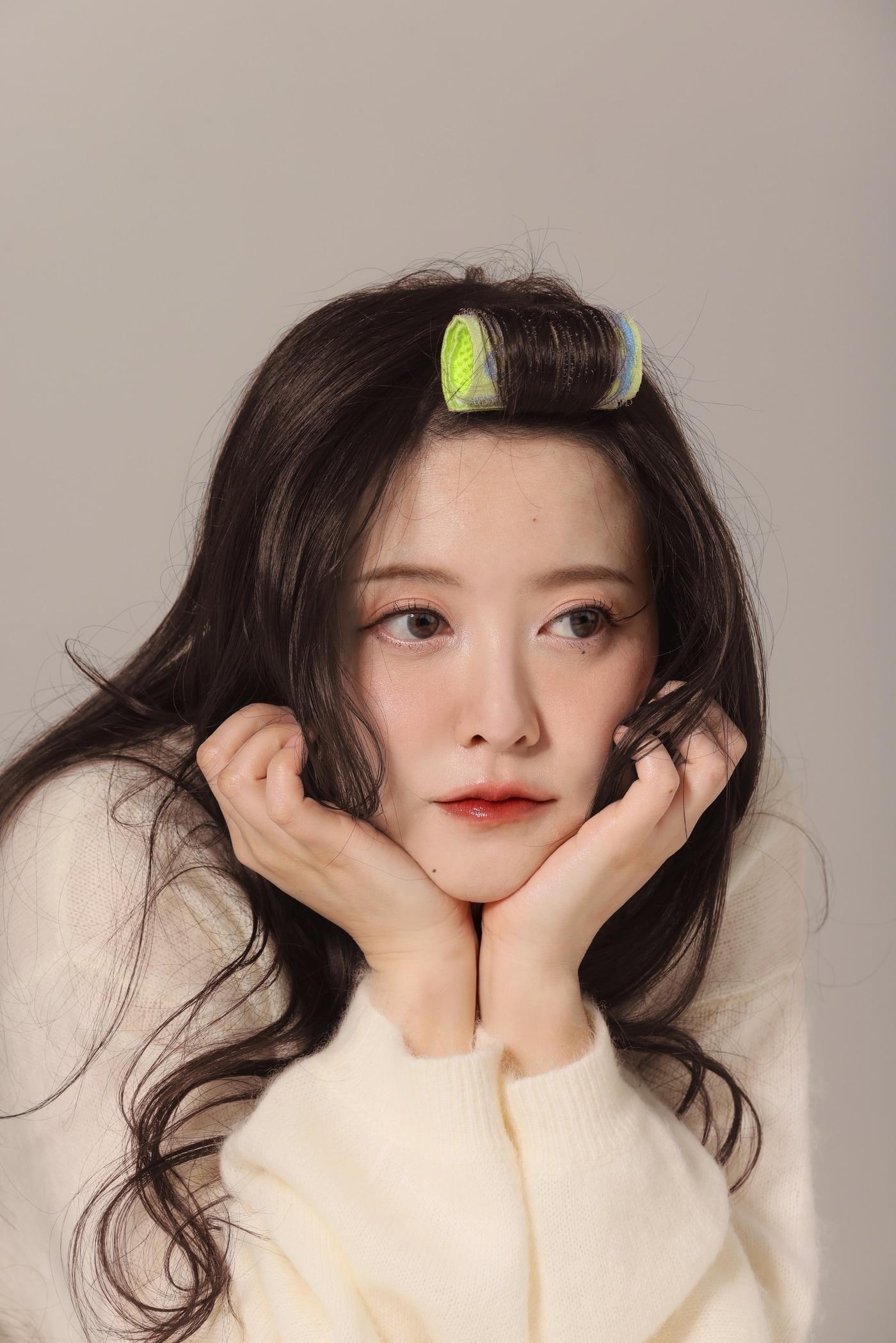 본문 이미지 - 홈앤쇼핑이 구혜선이 개발에 참여한 특허 헤어롤 '쿠롤 헤어롤'을 오는 19일 라이브 방송을 통해 처음 선보인다. (홈앤쇼핑 제공)