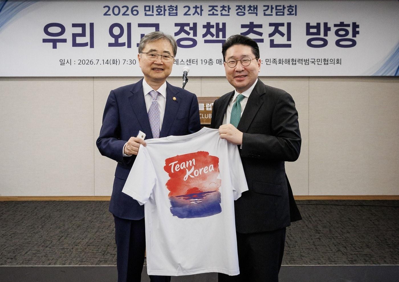 본문 이미지 - 이상현 단장(오른쪽)이 조현 장관에게 선수복을 전달하고 있다.(대한사이클연맹 제공)