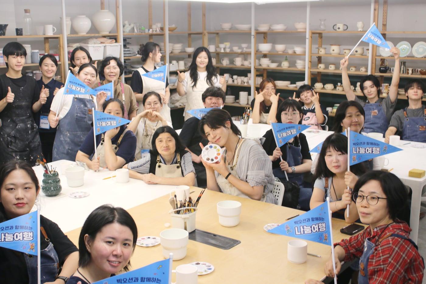 본문 이미지 - 빅오션과 함께하는 나눔여행 중 도자기 핸드페인팅(한국관광공사 제공)