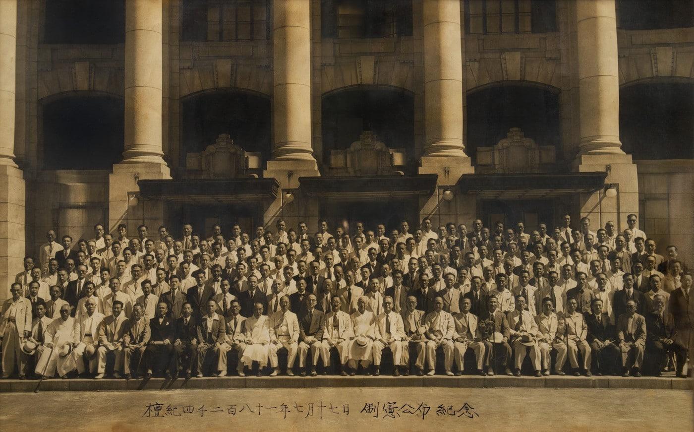 본문 이미지 - 1948년 7월 17일 헌법 공포식 기념사진(대한민국 제헌국회의원 유족회 소장)